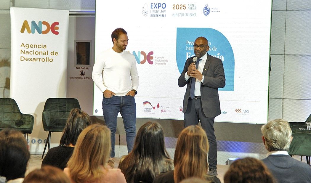 Juan Ignacio Dorrego, presidente de ANDE junto a Edgardo Ortuño, Ministro de Medio Ambiente